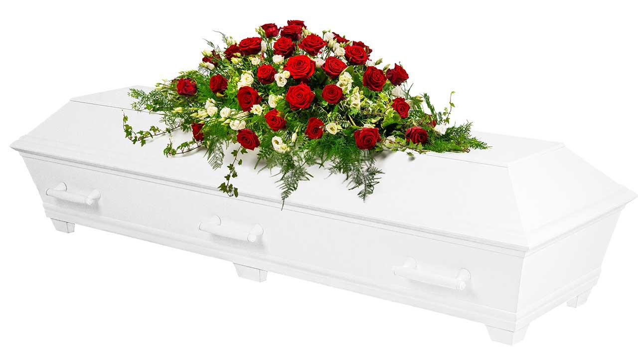 Vit kista med blomdekoration på.
