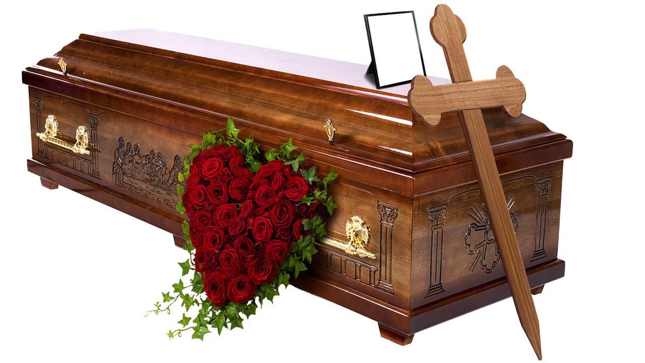 Kista med en kors och ett hjärta av blommor.