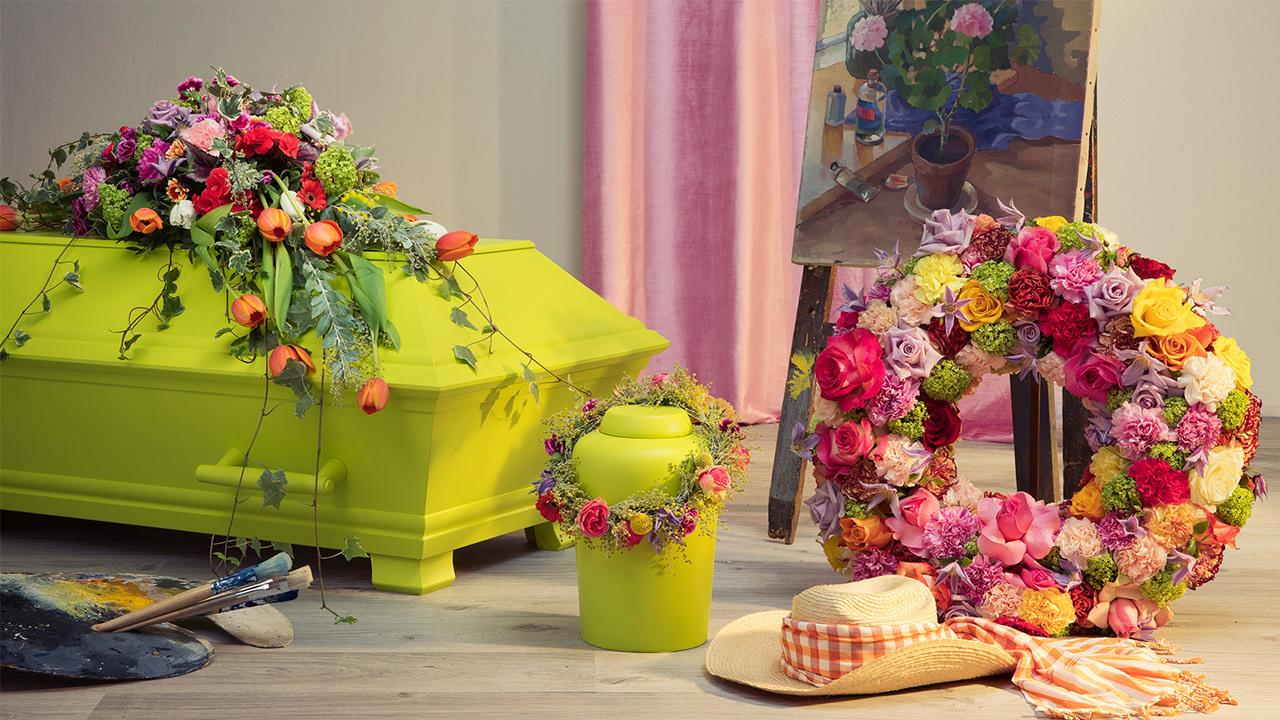 En kista och urna med blomdekorationer.