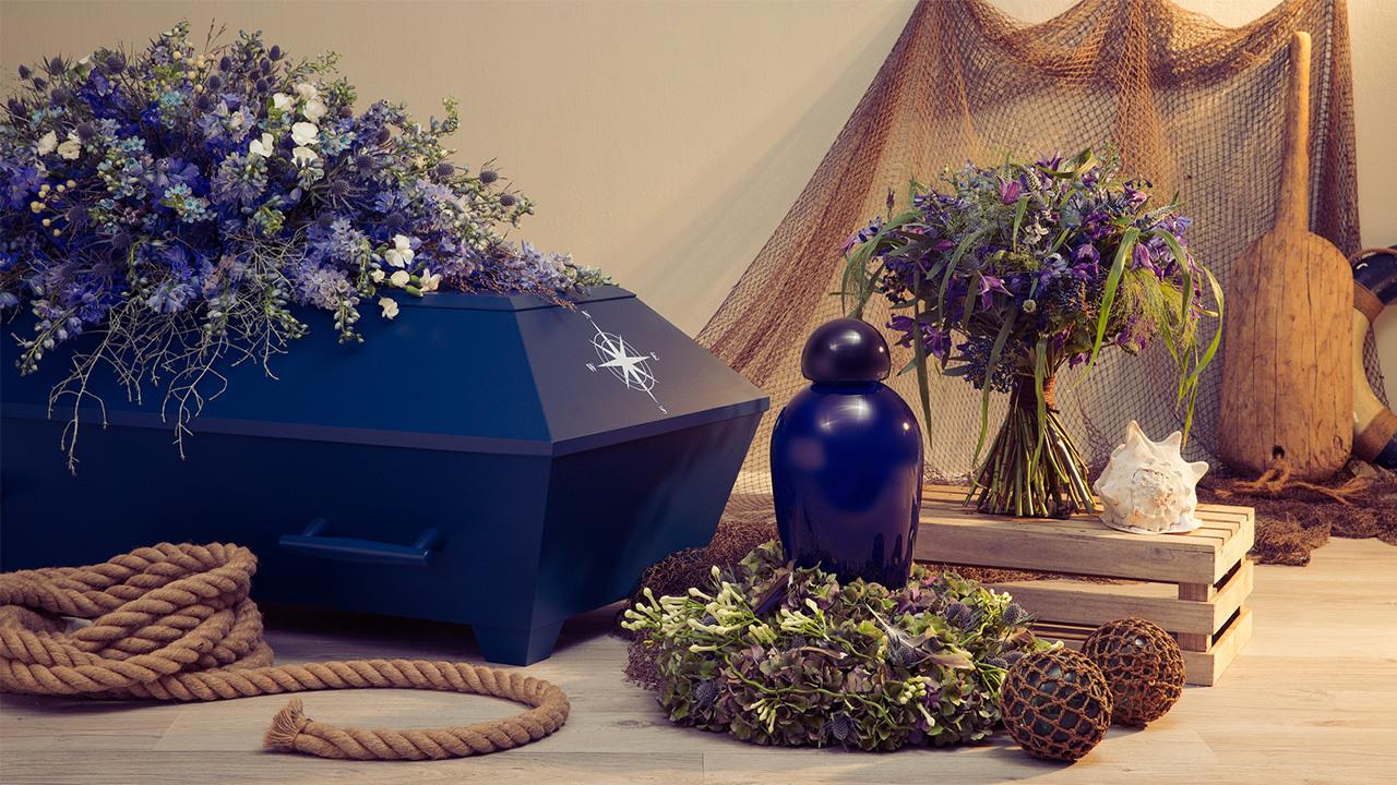En kista och urna med blomdekorationer.